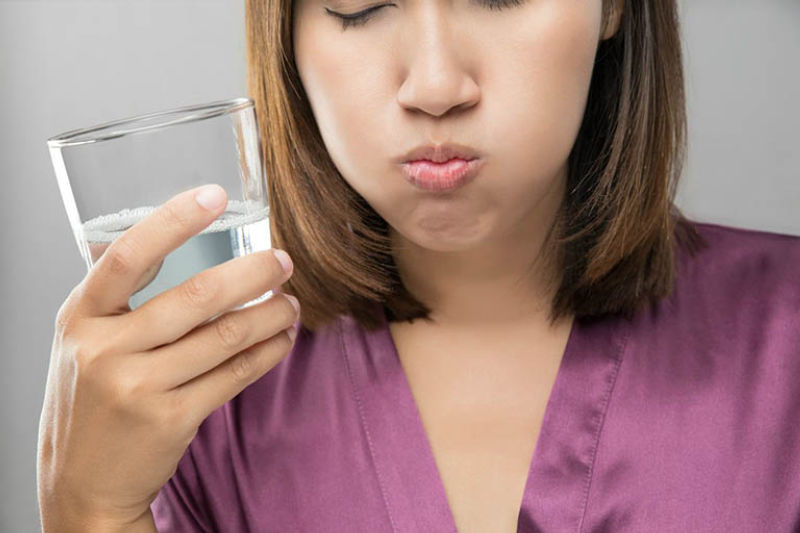 Súc miệng bằng nước muối giúp loại bỏ các vi khuẩn có hại khỏi khoang miệng