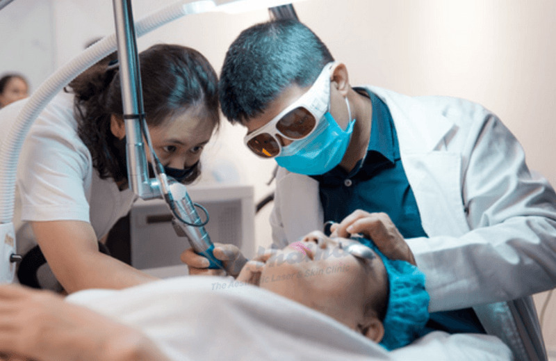 Bác sĩ Thái Hà trực tiếp điều trị nam cho bệnh nhân