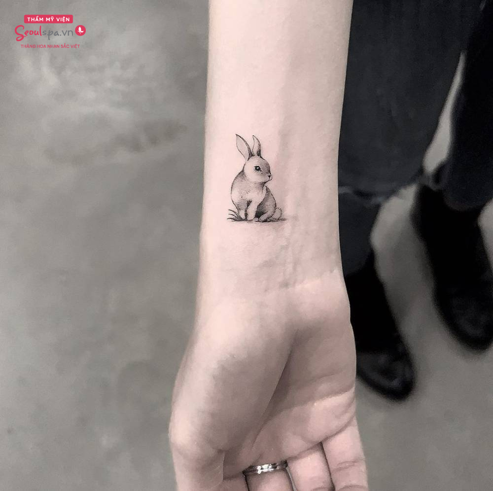 Xăm hình thỏ ở cổ tay ấn tượng cho nàng yêu thích thỏ