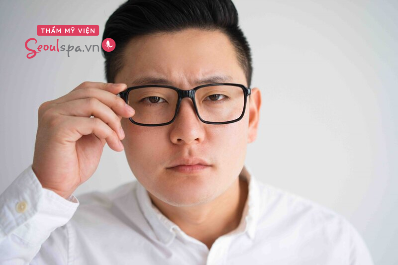 Đeo kính hoặc sử dụng miếng dán kính giúp cải thiện mắt bị lệch