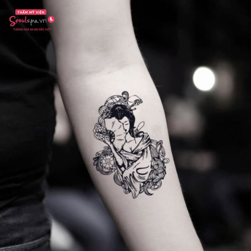 Cô gái Trung Hoa mini được khắc họa tinh tế lên cánh tay 