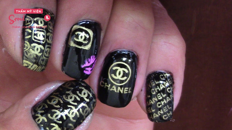 Thiết kế nail logo Chanel nhũ vàng vô cùng sang chảnh và thu hút