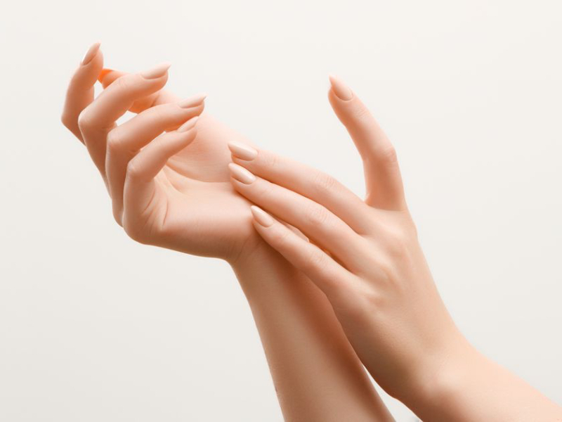 Xoa cổ tay và lòng bàn tay giúp thư giãn và giảm mỏi do căng cơ