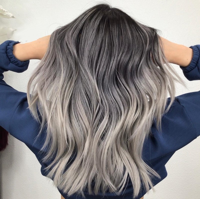 Kiểu tóc nhuộm balayage xám khói được nhiều người yêu thích