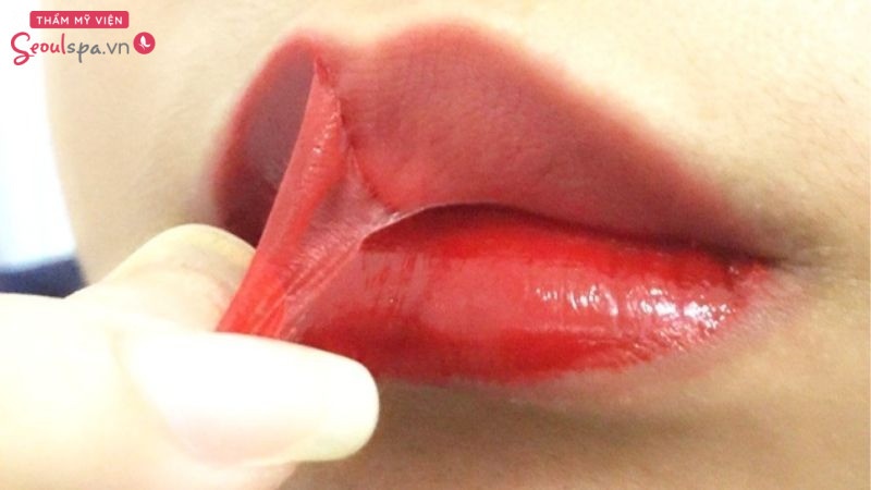 Sau phun môi màu đỏ cam 7 - 10 ngày bạn sẽ thấy có dấu hiệu bong tróc