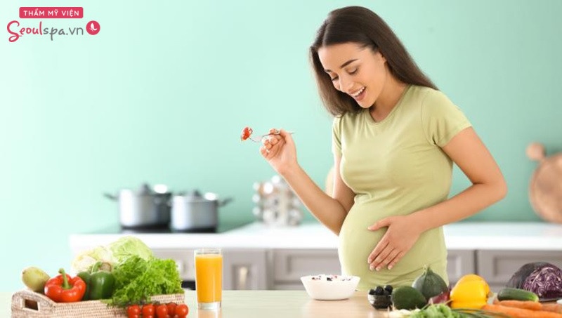 Mẹ bầu cần ăn uống đầy đủ, không nên ăn kiêng để giảm cân