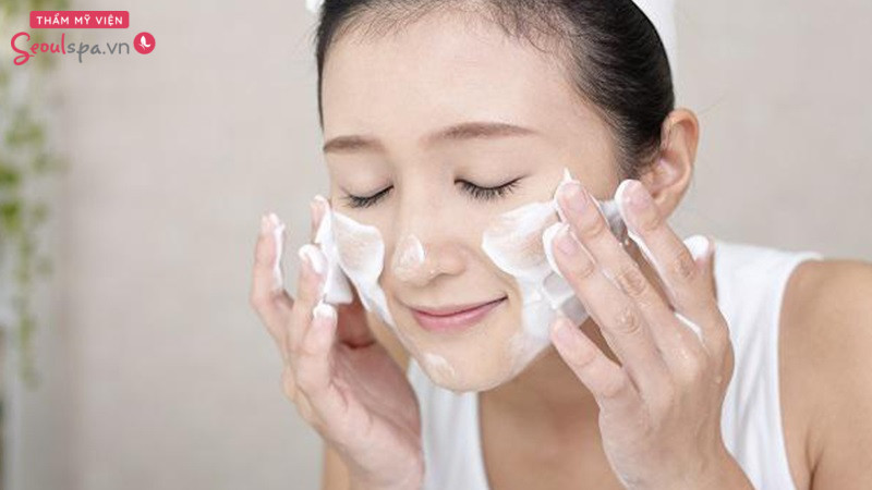 Cần rửa mặt mỗi ngày bằng sản phẩm phù hợp để da mặt sáng màu hơn