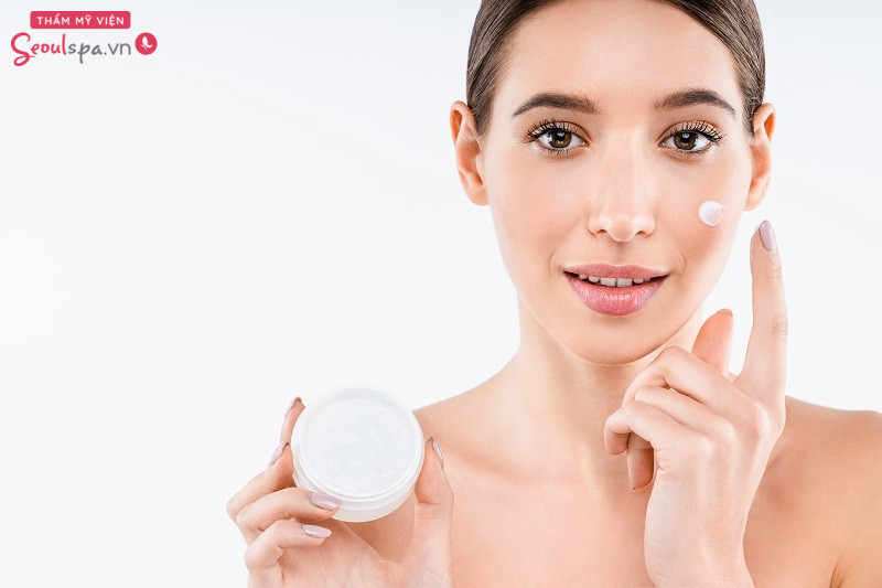 Lựa chọn mỹ phẩm dưỡng trắng và dưỡng ẩm cải thiện sắc tố da mặt