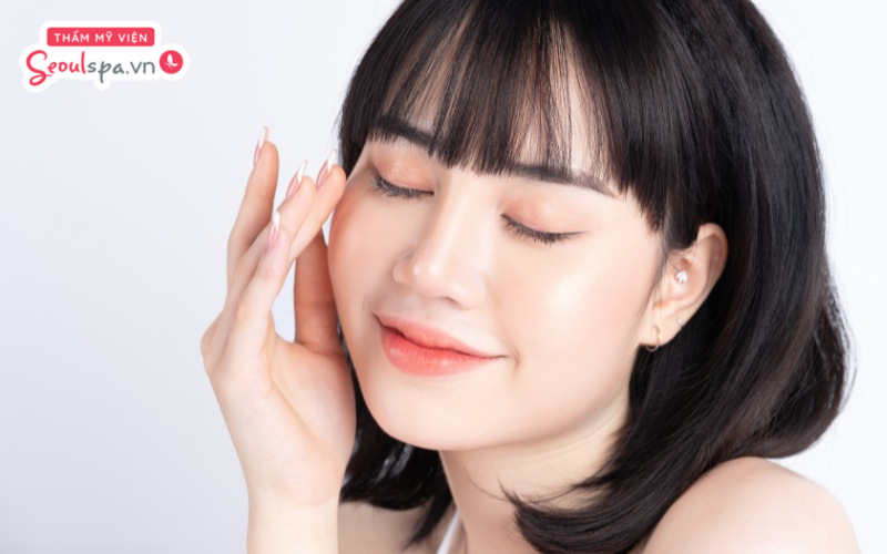 Thực hiện các bước chăm sóc da cơ bản tại spa sẽ giúp làm sạch lỗ chân lông từ sâu bên trong và làm sáng da hiệu quả
