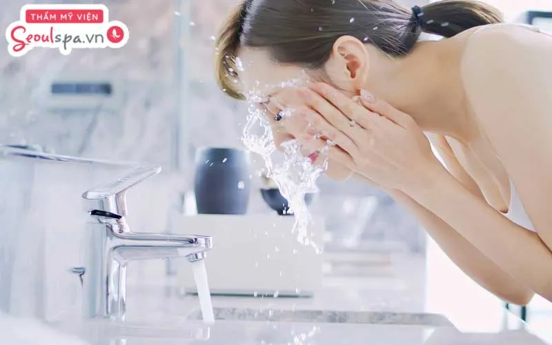 Tránh để vùng da chân mày tiếp xúc trực tiếp với nước trong quá trình rửa mặt để ngăn ngừa nguy cơ viêm nhiễm