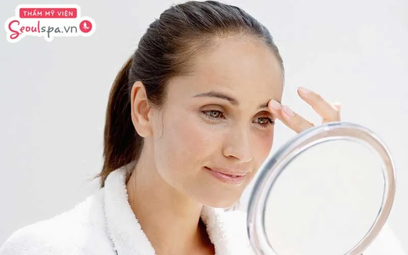 Tránh cào gãi hoặc chạm tay lên vùng chân mày sau khi điêu khắc để hạn chế nguy cơ nhiễm trùng và hình thành sẹo