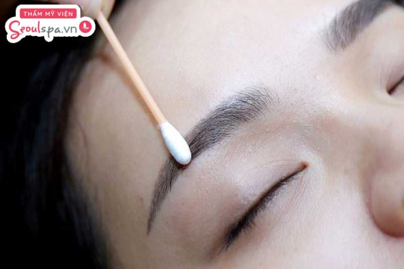 Vệ sinh vùng da quanh chân mày sạch sẽ trước khi thực hiện là cách ngăn ngừa rủi ro viêm nhiễm ngoài ý muốn
