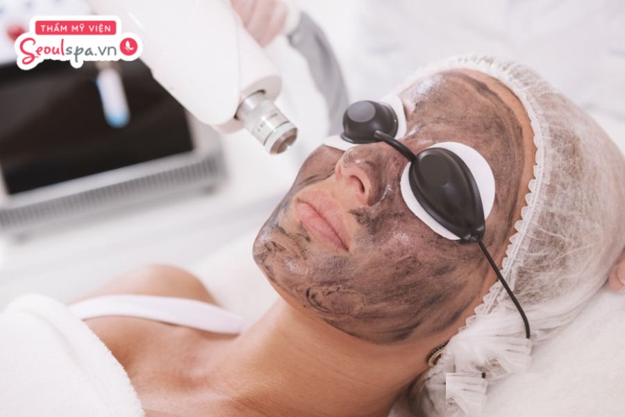 Hút chì thải độc da mặt là dịch vụ chăm sóc da giúp loại bỏ độc tố tích tụ sâu bên trong lỗ chân lông và làm sáng da hiệu quả